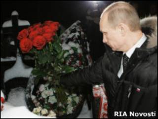 Владимир Путин возлагает цветы