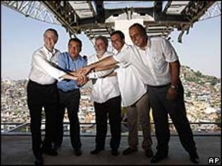 Da esquerda para a direita: o presidente do Comitê Olímpico brasileiro, Carlos Arthur Nuzman, o governador do Rio de Janeiro, Sérgio Cabral, o presidente Luiz Inácio Lula da Silva, o prefeito do Rio de Janeiro, Eduardo Paes e o vice-governador do Rio de Janeiro, Luiz Fernando Pezão. AP