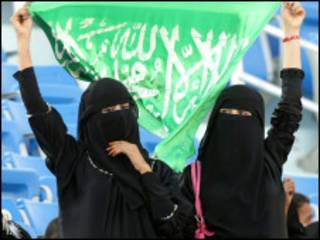 سعوديات يشجعن فريق بلادهن