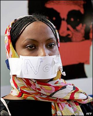 Una periodista sudanesa en una protesta por la libertad de expresión