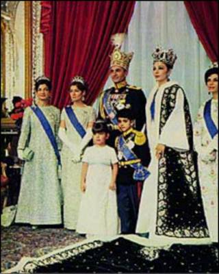 خانواده پهلوی در لباس سلطنتی