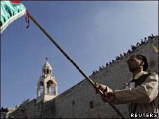 Bandeira palestina hasteada diante da Igreja da Natividade