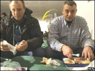 Passageiros fazem refeição improvisada em aeroporto francês