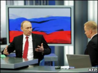 Владимир Путин во время видеоконференции 16 декабря 2010 года