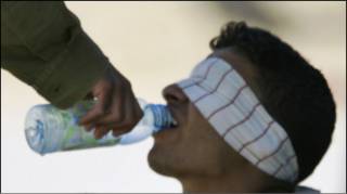 معتقل فلسطيني يسقيه سجانه الماء