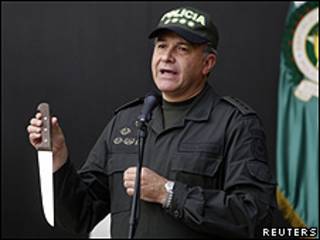 Oscar Naranjo sostiene arma de Pedro Oliverio Guerrero, alias "Cuchillo"