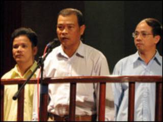 Ông Đinh Công Sắt (đứng giữa) tại tòa