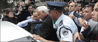 Moshe Katsav escoltado por la policía