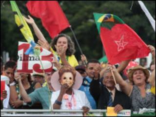 Público aguarda passagem de Dilma Rousseff em Brasília (AP)