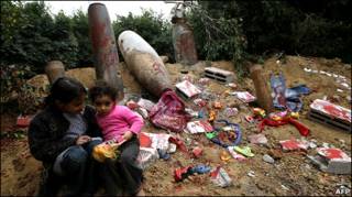 طفلتان يلعبان أمام ذخيرة مفرغة في معرض أقامته حماس في غزة