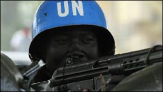 Un casque bleu de l'opération des Nations Unies en Côte d'Ivoire (Onuci)