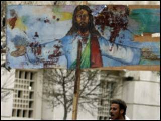مصري قبطي خارج كنيسة القديسين بالاسكندرية