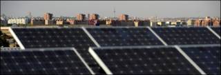 Paneles solares en un techo de España