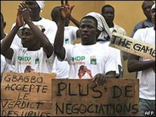 Partidários de Outtara fazem protesto em Abidjan