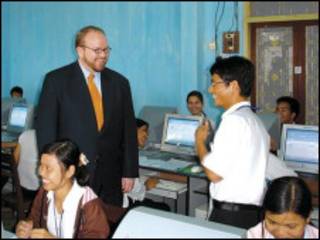 Ông Christian Marchant (đứng giữa)