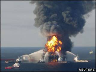 Plataforma Deepwater Horizon após explosão
