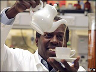 Ed Okello no laboratório da Universidade de Newcastle (PA)