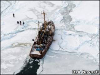 Рыболовецкое судно, затертое льдами в Охотском море