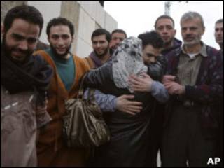 أحد عناصر حماس يحتضن والدته في الخليل