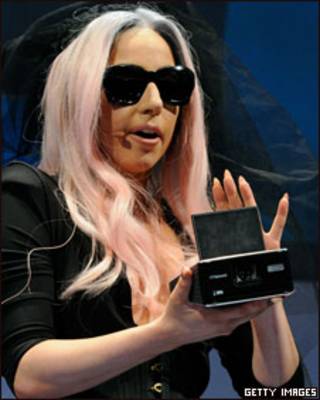 Lady Gaga presenta el nuevo modelo de cámara Polaroid