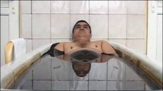 یو اذربیایجاني وګړی په تېلو کې لامبي