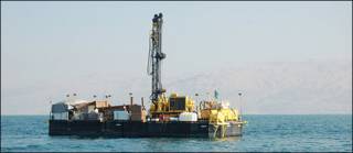 Plataforma de perforación en el Mar Muerto