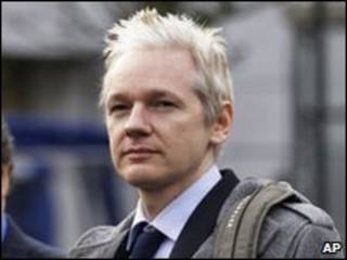 Assange é acusado formalmente de abuso sexual na Suécia.