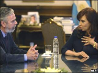 Patriota se encontrou com Cristina Kirchner durante visita a Buenos Aires (Foto: AFP)