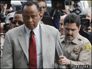 Murray se declara inocente, alegando que não deu a Jackson nenhuma dose potencialmente letal de remédios.