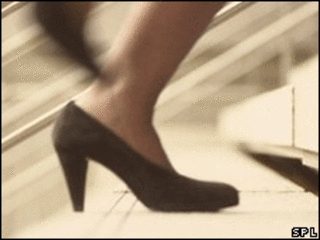 Mujer subiendo la escalera