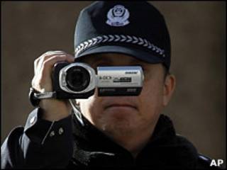北京警察在劉曉波與劉霞寓所外對採訪記者進行錄像(10/12/2010)