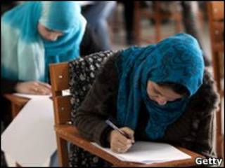 Nữ sinh viên tại Đại học Kabul, 2010