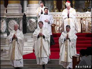 Tres ex obispos anglicanos