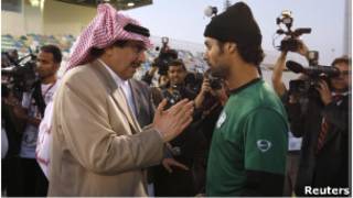 الأمير سلطان بن فهد يتحدث إلى اللاعب السعودي ياسر القحطاني