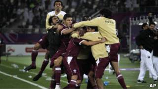 لاعبو قطر يحتفلون بالفوز