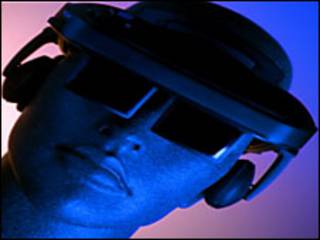 Un hiombre virtual con lentes y auriculares