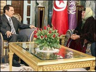 مادر محمد بوعزیزی با بن علی رئیس جمهور تونس