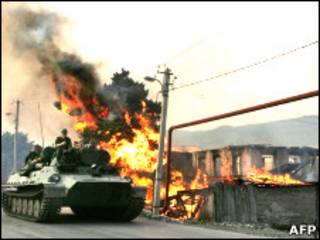 Танк у сгоревшего дома