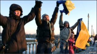 Учасники акції, присвяченої Дню Соборності України, тримаються за руки на мосту Патона 22 січня 2010 року
