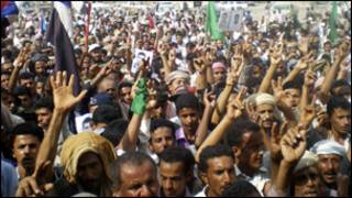 واصل المتظاهرون تحركاتهم حتى ساعة متاخرة من ليل الاربعاء