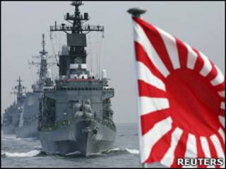 日本海上自衛隊護衛艦「鞍馬」號帶領艦隊在橫濱相模灣進行演練(資料圖片)
