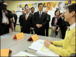 胡錦濤在戴利市長陪同下參觀佩頓中學(21/01/2011)