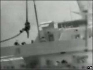 Imagen de un soldado israelí descendiendo a un barco
