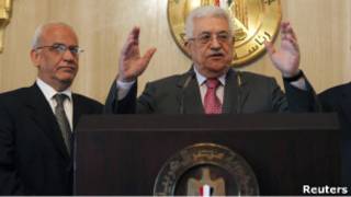 رئيس السلطة الفلسطينية، محمود عباس وخلفه صائب عريقات