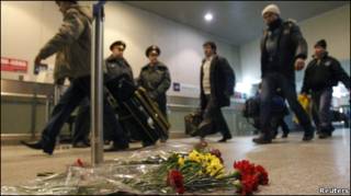 Цветы на месте взрыва в аэропорту "Домодедово"