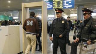 Мужчина проходит через рамку металлодетектора в аэропорту "Домодедово" 25 января 2011 года