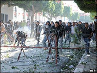 Manifestantes protestam em frente ao gabinete do premiê Mohamed Ghannouchi (AFP)