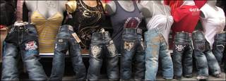 Exhibición de jeans en una tienda