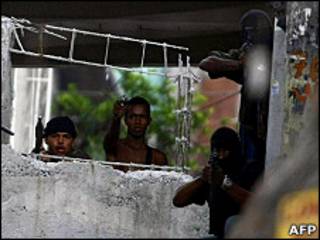 Criminosos no Morro do Alemão (arquivo/AFP)