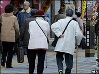 Idosas japonesas caminham pelas ruas de Tóquio (arquivo/AFP)